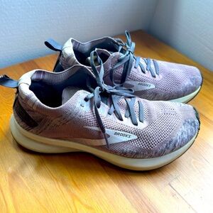 Brooks levitate 4 energize neutral women's running shoes size 9.5 pale pink